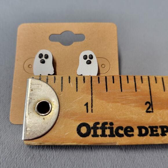 Halloween Wooden Ghost Stud Earrings Painted White Black Fun Spooky New - Picture 4 of 4